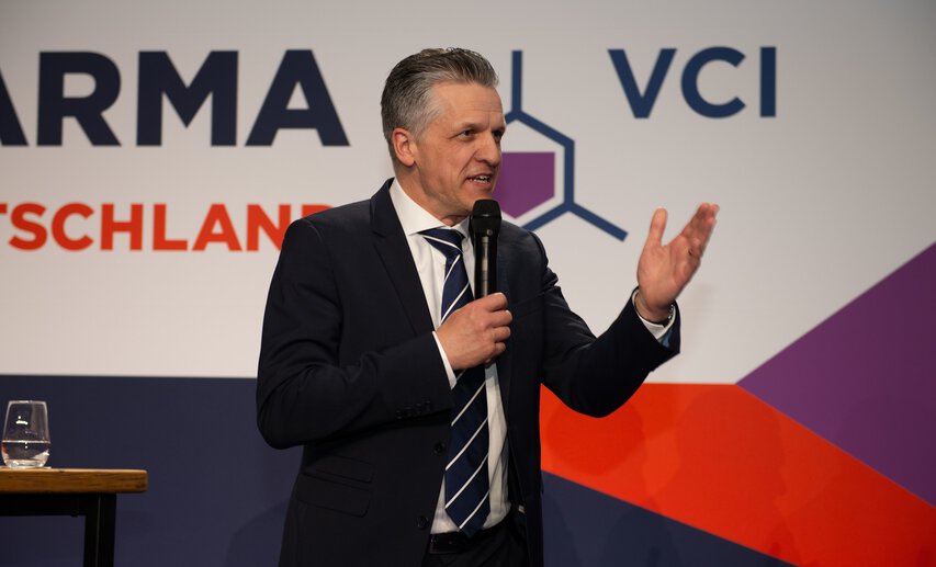 Kurs auf mehr Wettbewerbsfähigkeit: Beim Parlamentarischen Abend des VCI skizzierte der Chef des Bundeskanzleramts, Thorsten Frei, welche Reformen jetzt Priorität haben.