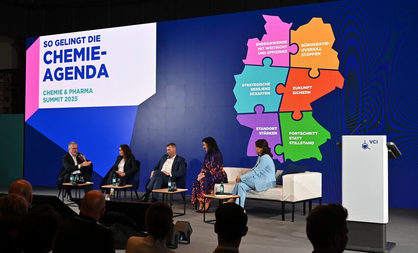 Carsten Knobel (Henkel), Yasmin Fahimi (DBG) und VCI-Präsident Markus Steilemann (Covestro) sprachen mit Bundeswirtschaftsministerin Katherina Reiche über die Chancen des starken Chemiestandorts Deutschland.