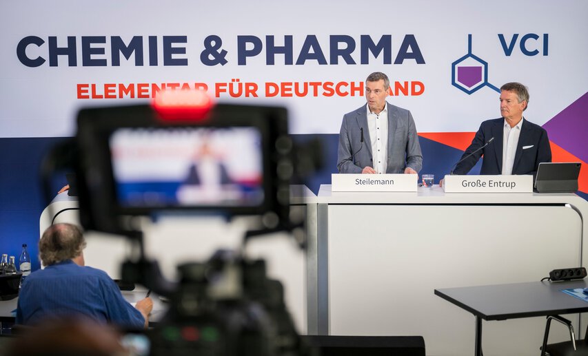 VCI-Präsident Dr. Markus Steilemann und Hauptgeschäftsführer Dr. Wolfgang Große Entrup stellten sich den Fragen der Presse vor Ort und im Livestream.
