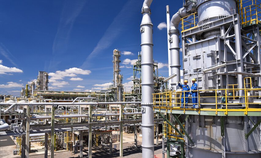 Die Chemiebranche strebt treibhausgasneutrale Produktion an und liefert Schlüsseltechnologien für die Dekarbonisierung anderer Sektoren, steht jedoch Hürden gegenüber, die Klimaschutz und europäische Wettbewerbsfähigkeit kaum vereinbar machen.