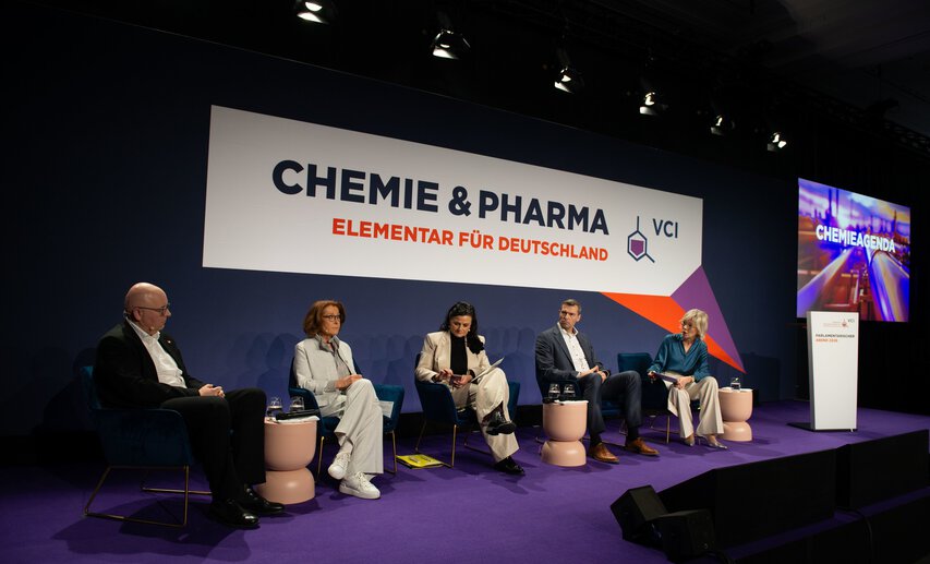 Diskussion zur Chemieagenda 2045 beim Hauptausschuss des VCI: v. l. n. r.: Alexander Bercht (IGBCE), Sabine Herold (DELO), Gitta Connemann (Bundeswirtschaftsministerium), Markus Steilemann (VCI-Präsident) und Moderatorin Corinna Wohlfeil.