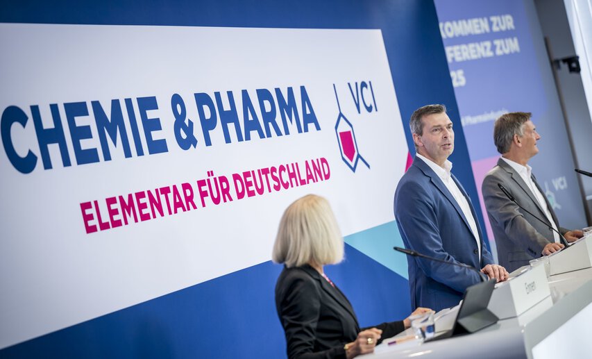 VCI-Präsident Dr. Markus Steilemann (Mitte) stellt sich, unterstützt von Pressesprecherin Ilka Ennen (links) und VCI-Hauptgeschäftsführer Wolfgang Große Entrup (links), den Fragen der Presse.