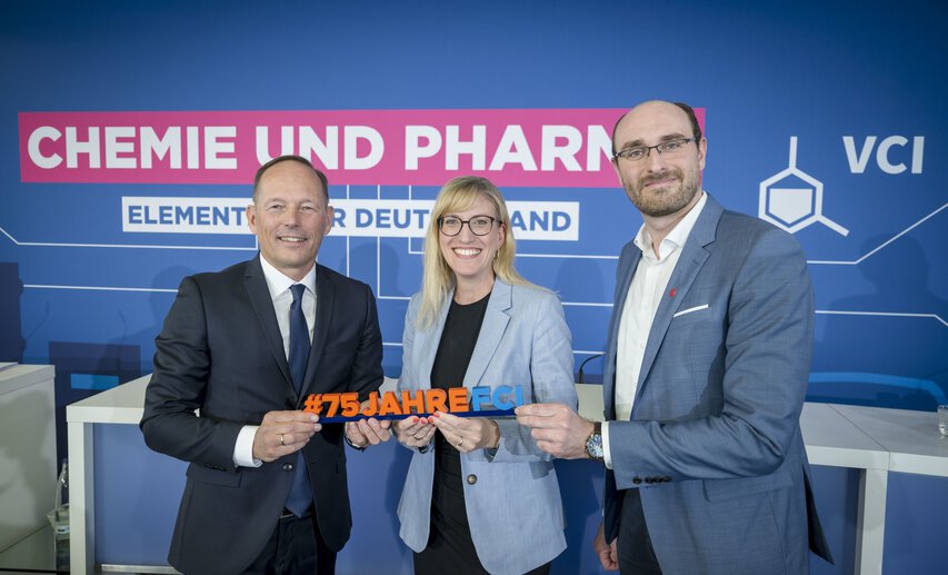 Im Bild v.l.n.r.: Thomas Wessel, Vorsitzender des VCI-Forschungsausschusses; Ulrike Zimmer, Leiterin des Bereichs Wissenschaft, Technik und Umwelt im VCI, sowie Geschäftsführerin des Fonds der Chemischen Industrie (FCI). (c) VCI / Thomas Lohnes